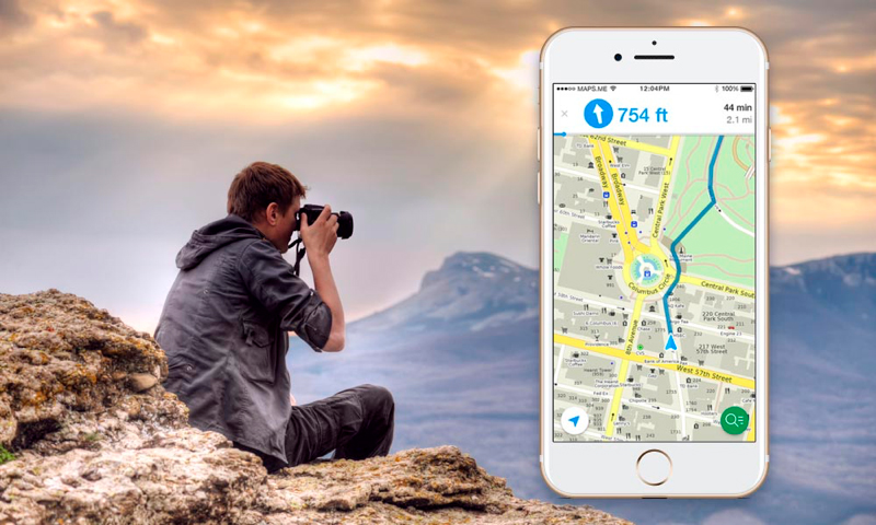 Maps.me application screen and a photographer sitting on the rock